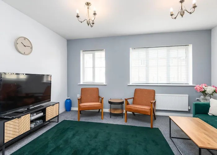 3 Bedroom Large House, Contractors, Families, Free Parking