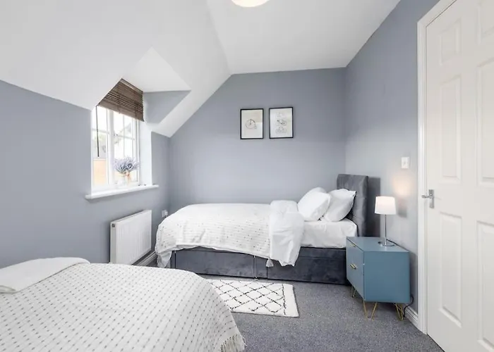 3 Bedroom Large House, Contractors, Families, Free Parking