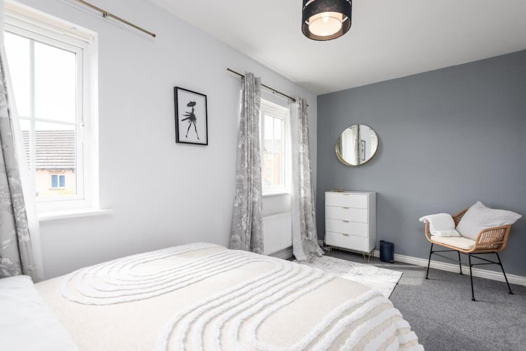 3 Bedroom Large House, Contractors, Families, Free Parking Homestay *