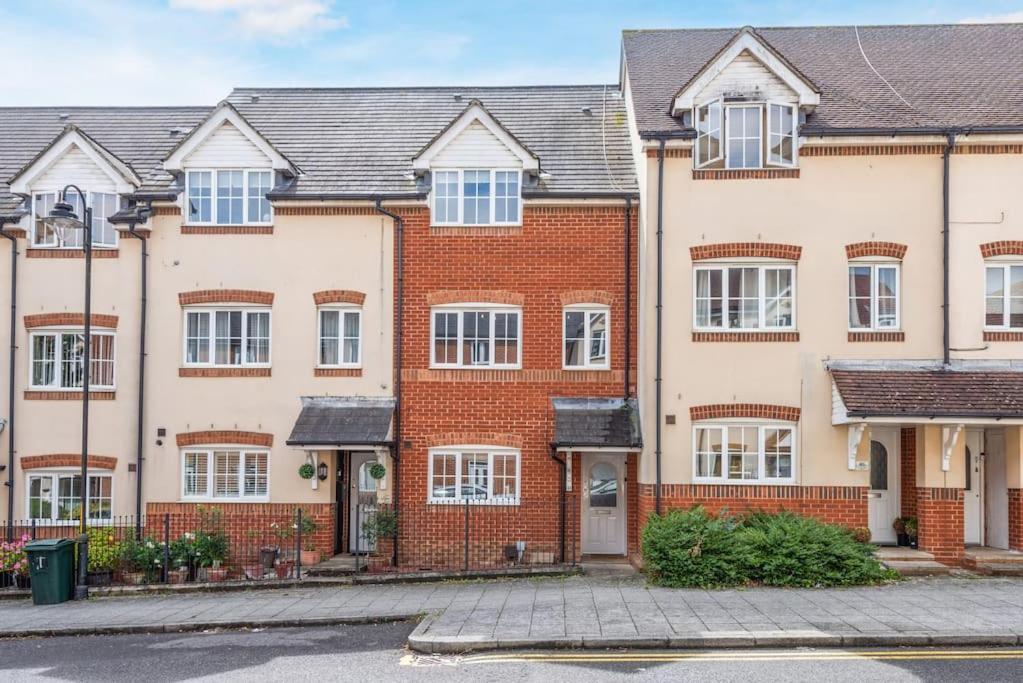 3 Bedroom Large House, Contractors, Families, Free Parking *