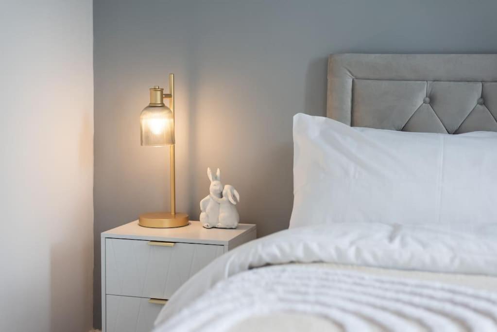 Homestay 3 Bedroom Large House, Contractors, Families, Free Parking Ashford (Kent)