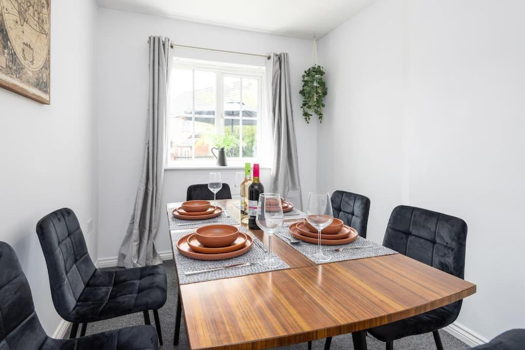 3 Bedroom Large House, Contractors, Families, Free Parking *