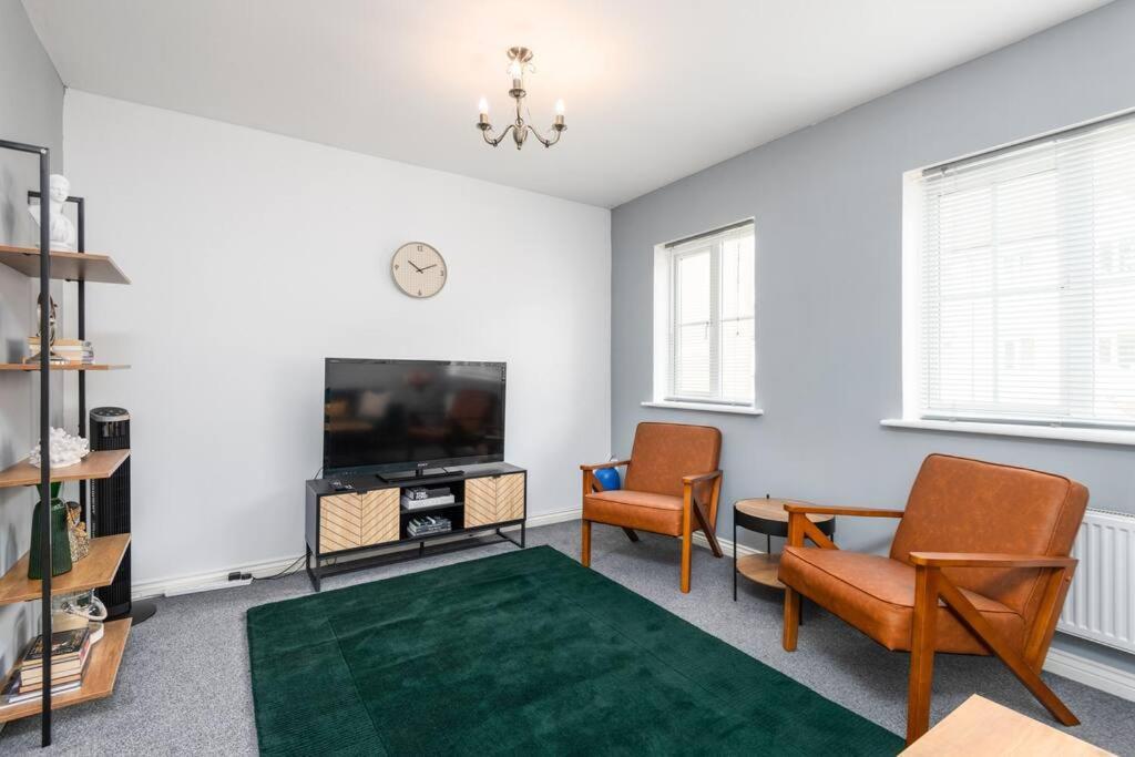 Homestay 3 Bedroom Large House, Contractors, Families, Free Parking Ashford (Kent)