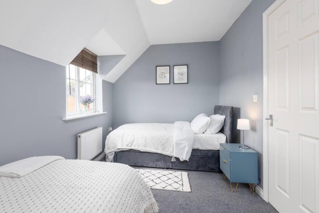 3 Bedroom Large House, Contractors, Families, Free Parking *