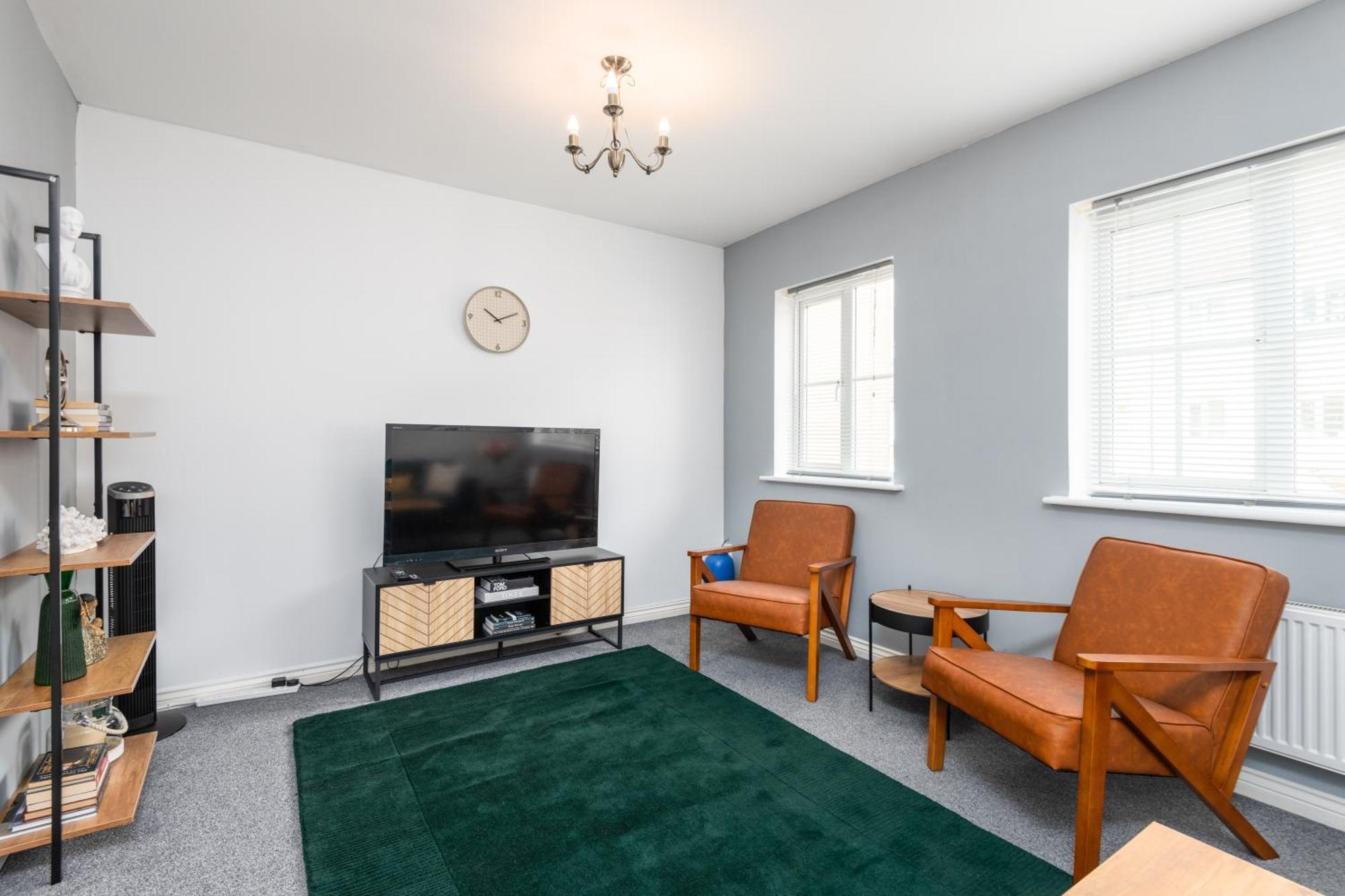 3 Bedroom Large House, Contractors, Families, Free Parking *