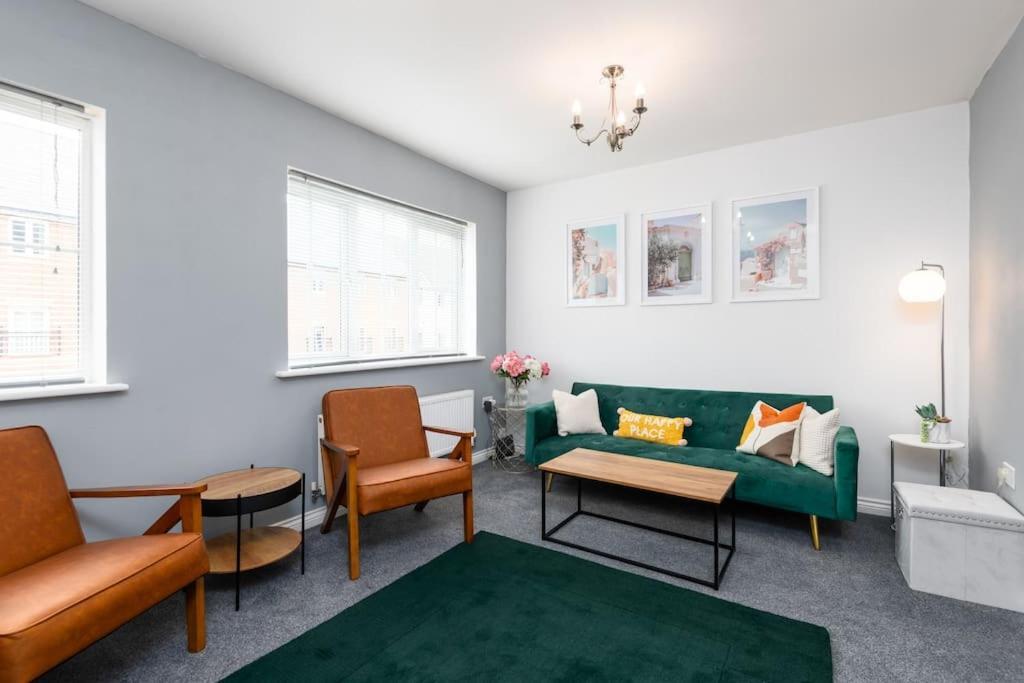 3 Bedroom Large House, Contractors, Families, Free Parking