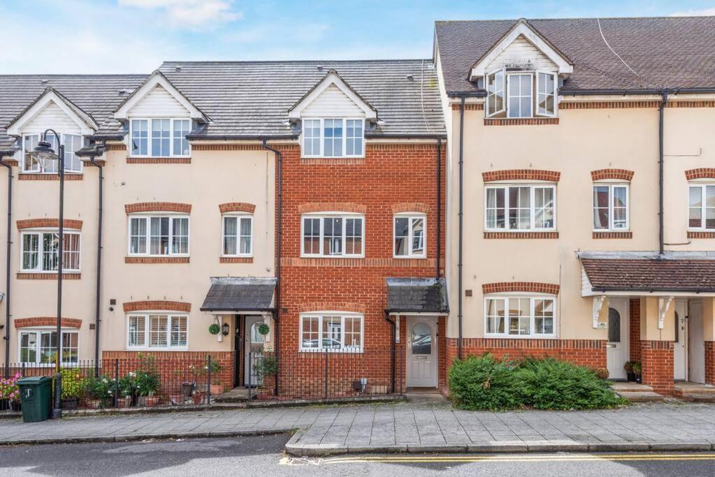 3 Bedroom Large House, Contractors, Families, Free Parking