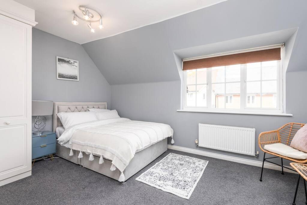 3 Bedroom Large House, Contractors, Families, Free Parking