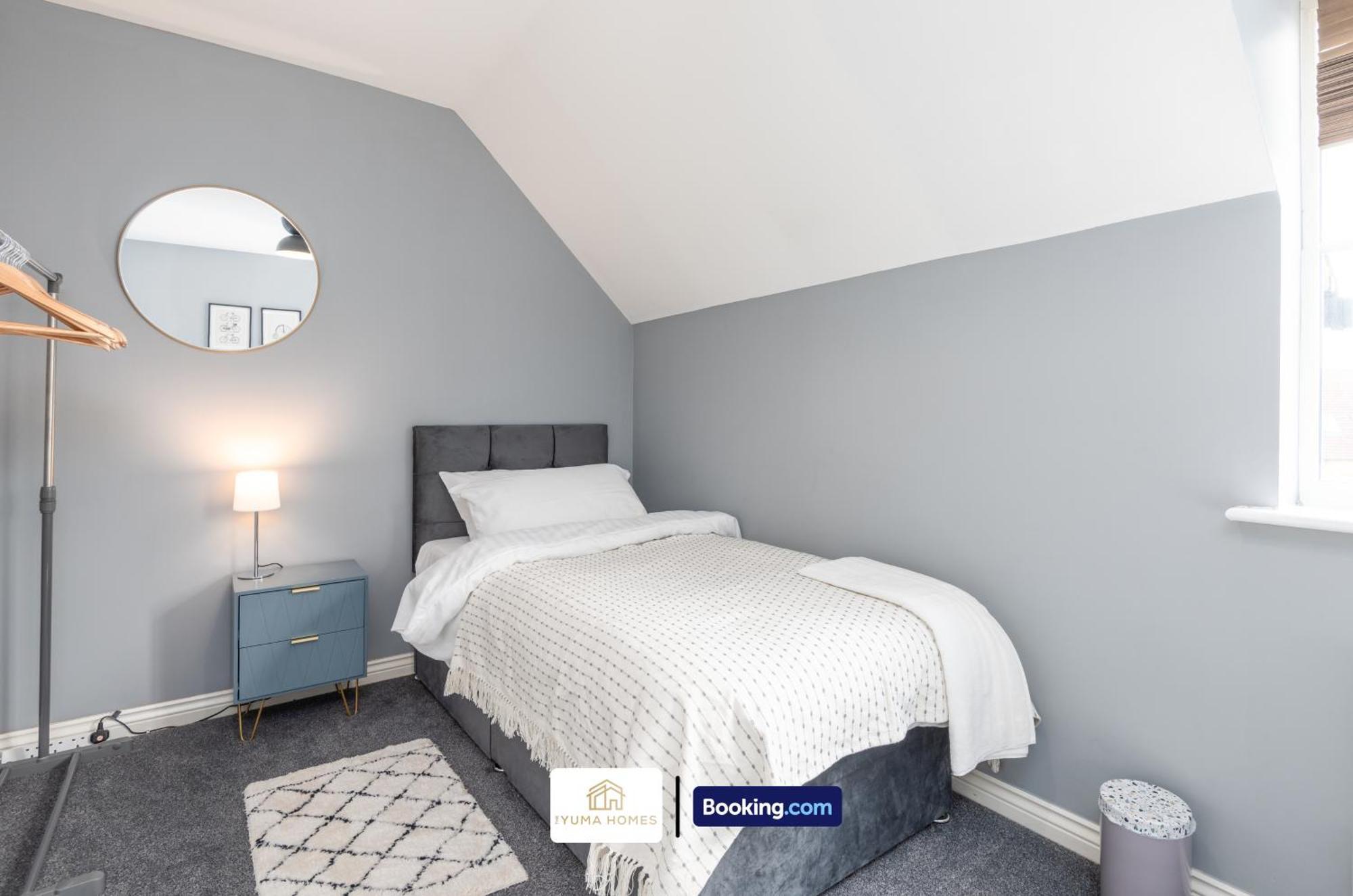 Three Bedroom House By The Yuma Homes Short Lets & Serviced In With Free Wifi & Free Parking