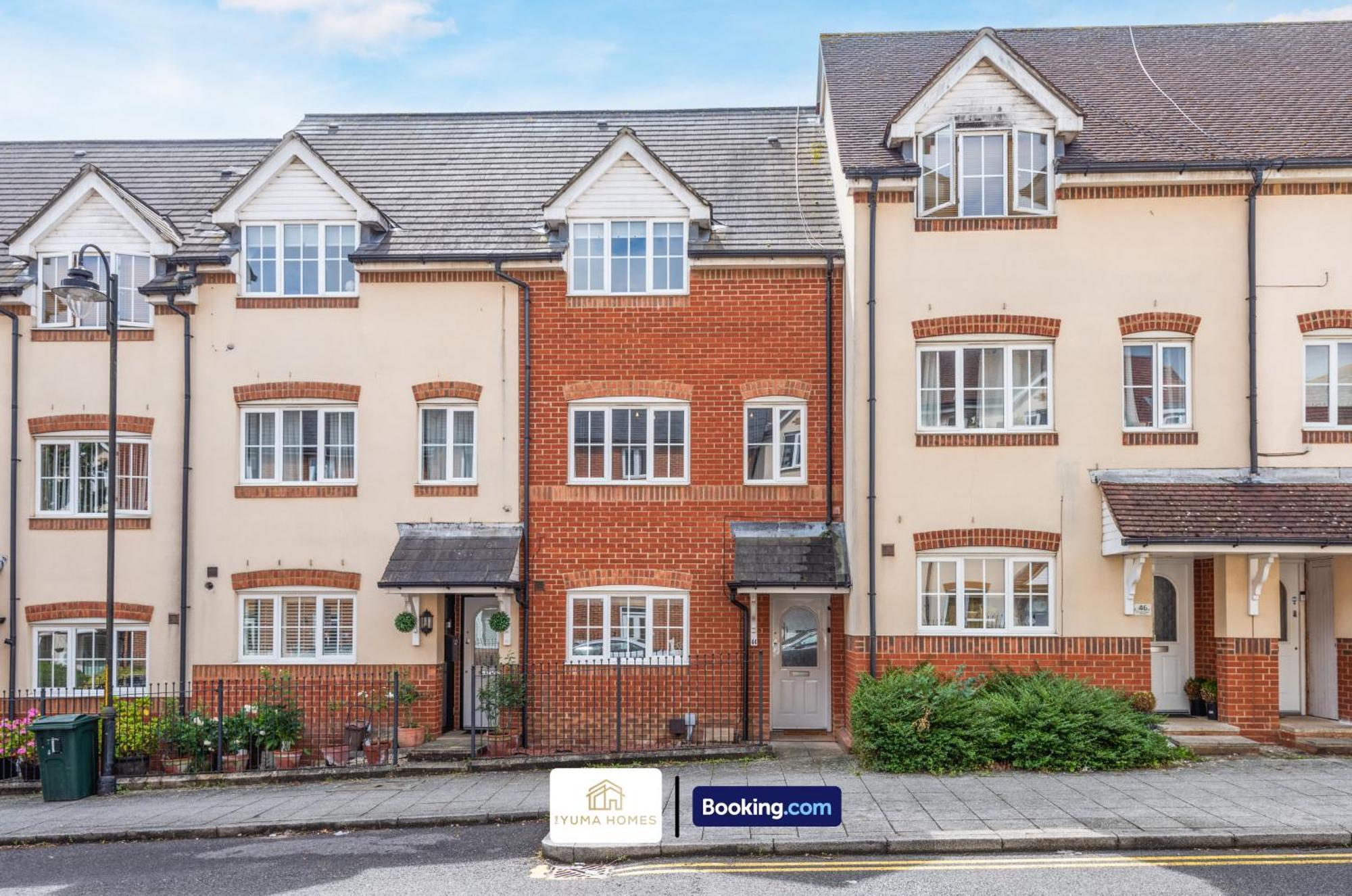 Three Bedroom House By The Yuma Homes Short Lets & Serviced In With Free Wifi & Free Parking