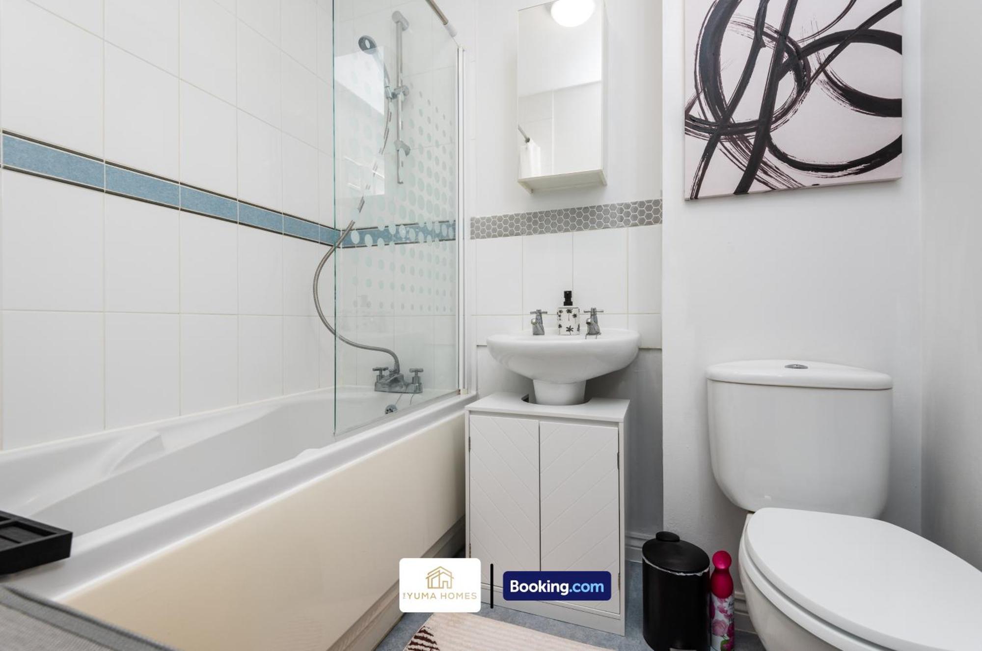 Three Bedroom House By The Yuma Homes Short Lets & Serviced In With Free Wifi & Free Parking Privatunterkunft